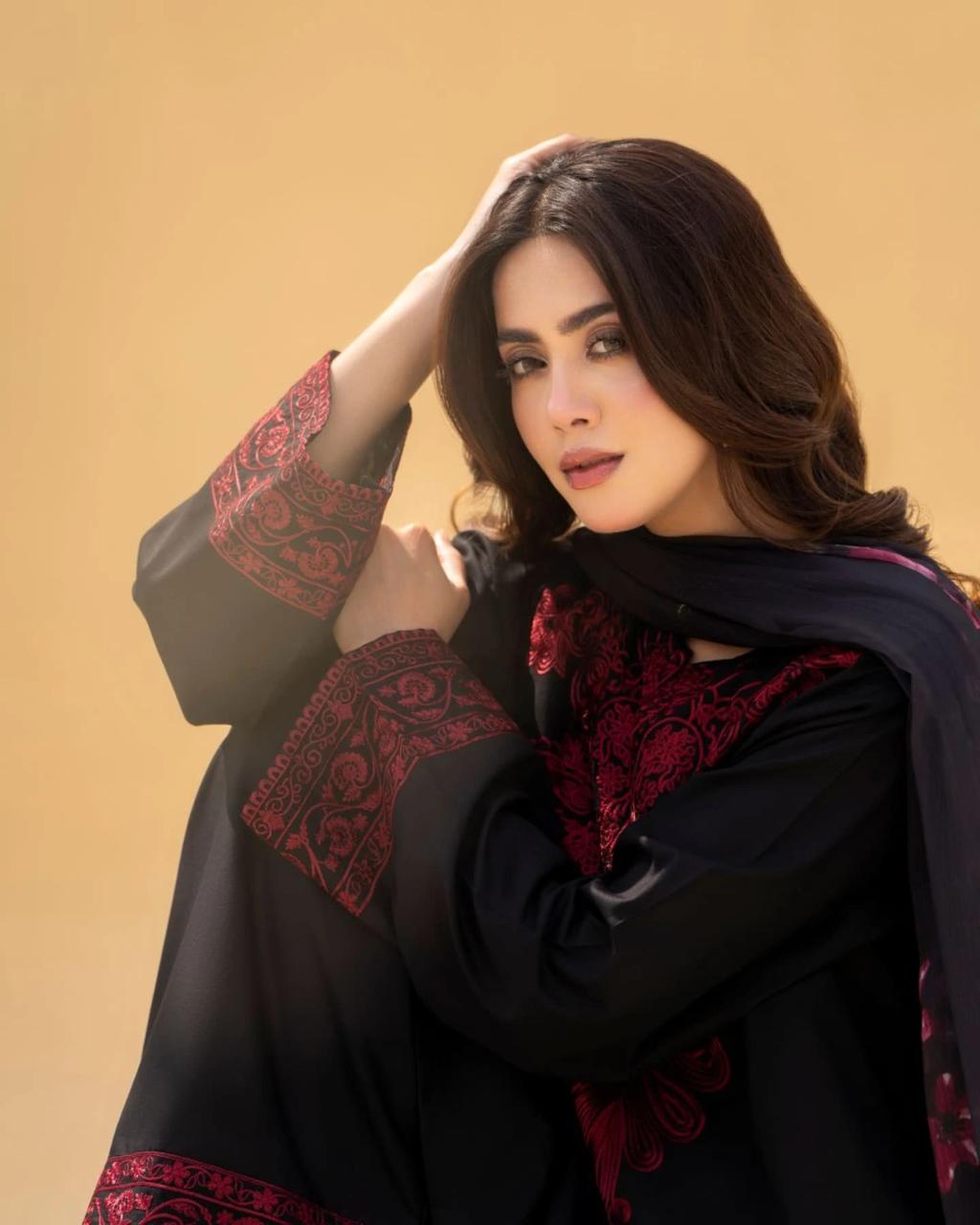 Zaroon Lawn 3pc Farshi Shalwar