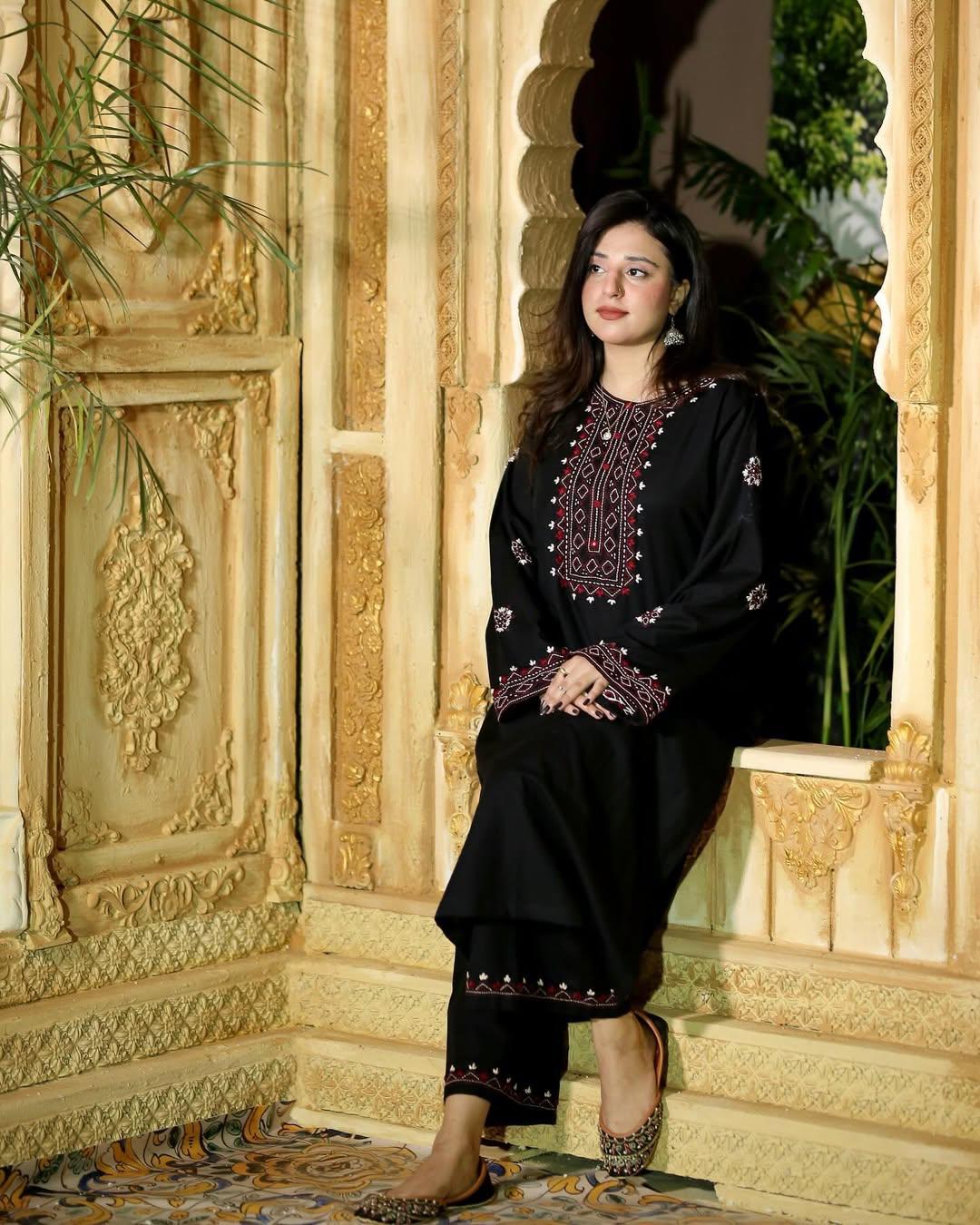 Black Luxe Emb 2pc